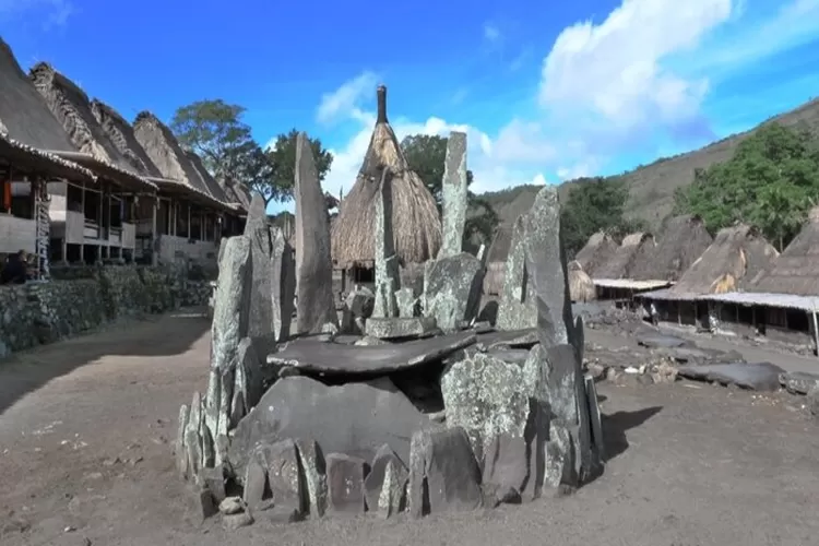 Situs Megalitikum yang ada di Kampung adat Bena Bajawa Flores   (boombastis.com)