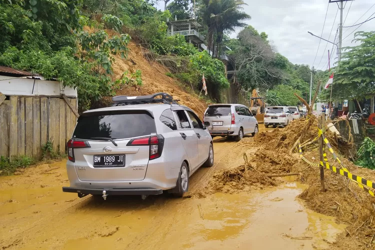 Polisi berlakukan sistem buka tutup di lokasi longsor jalan baru Pantai Air Manis (harianhaluan.com - Jefrimon)