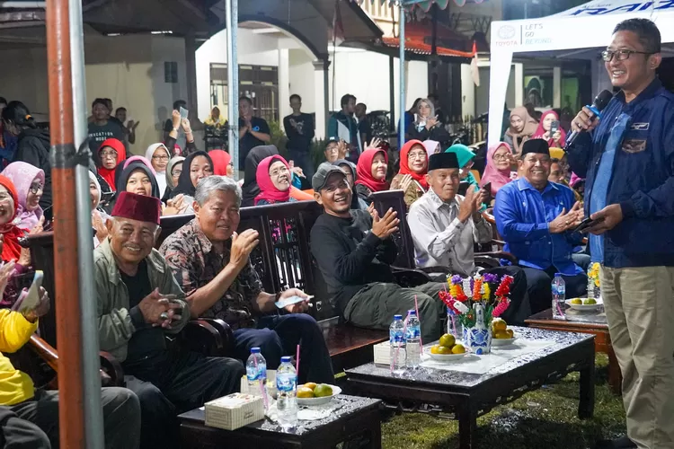Wali Kota Padang Hendri Septa  disambut hangat warga Komplek Singgalang. (Prokopim)