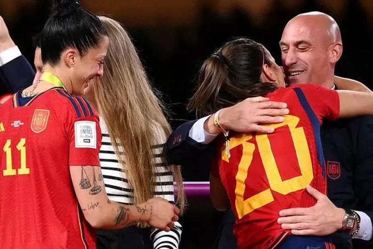 Rubiales memeluk Jenni Hermoso di perayaan gelar Piala Dunia Wanita.  (dok. Geo.tv)