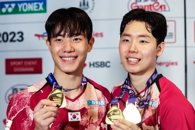 Seo Seung Jae dan Kang Min Hyuk usai meraih medali emas nomor ganda putra BWF World Championship. (dok. All England)