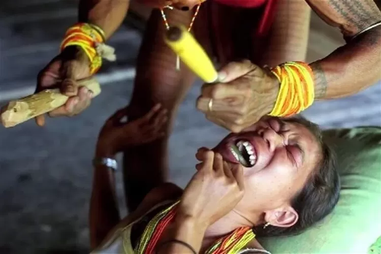 Tradisi kerik gigi suku Mentawai (theAsianparent)