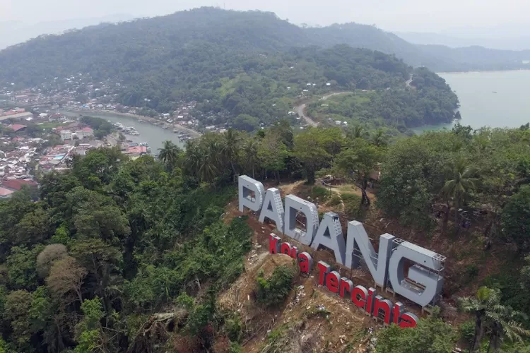 Gunung Padang, bukit bersejarah yang memukau (Rental Mobil Padang)