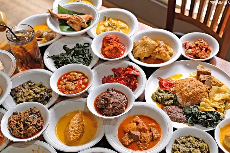 Daftar 10 Restoran Padang Termahal di Bandung Tapi Membuat Lidah Kita Takjub!
