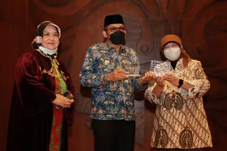Walikota Padang Mendapat Penghargaan sebagai Daerah Berkelanjutan (ui.ac.id)