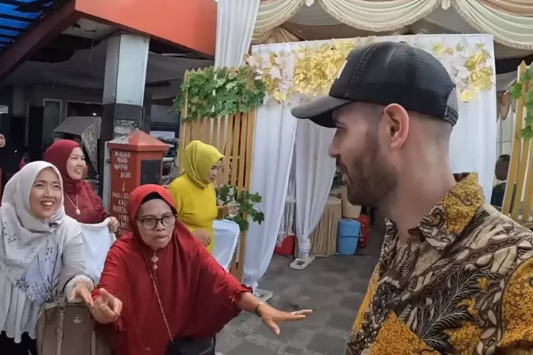 YouTuber Asal Jerman ini dibuat heran dengan tingkah ibu-ibu di acara kondangan (YouTube Wild Carlos Appeared)