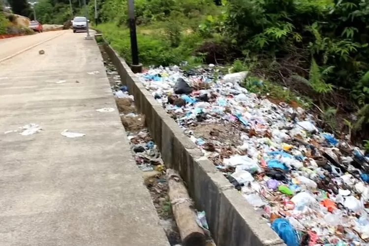 Sampah menumpuk akibat warga yang bandel buang sembarangan.  (dok. TVRI Sumbar)