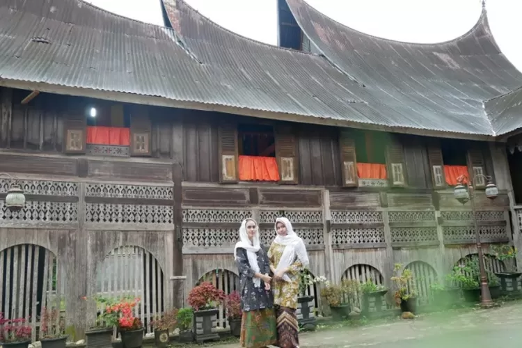 Rumah adat khas Sumatera Barat yang tahan gempa (kebudayaan.kemdikbud.id)