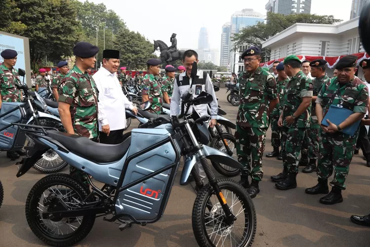 Menhan Prabowo menyerahkan bantuan 100 unit sepeda motor trail listrik (e-Tactical Sergap) kepada jajaran TNI dan Polri.  (Kemhan RI)