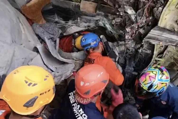 Proses evakusi Sopir truk batu bara yang terjepit akibat alami kecelakaan di Indarung Kota Padang (ist) 
