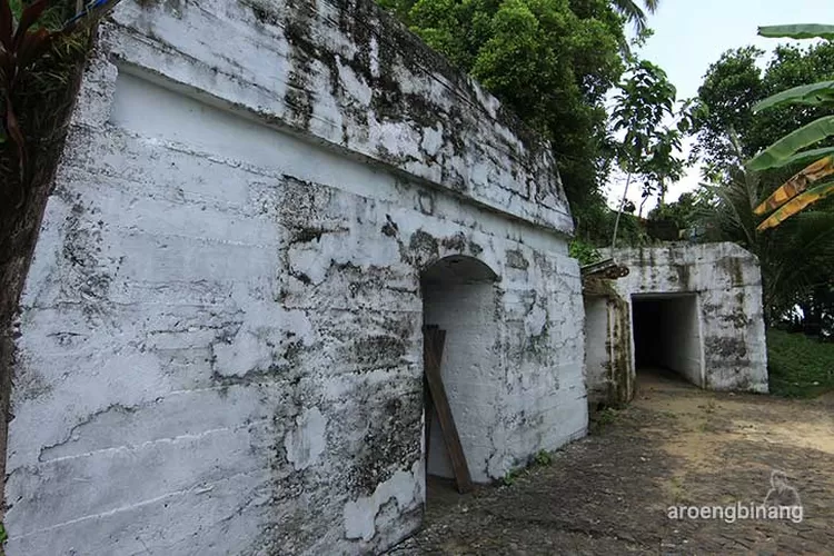 Potret bunker di Gunung Padang (aroengbinang.com)