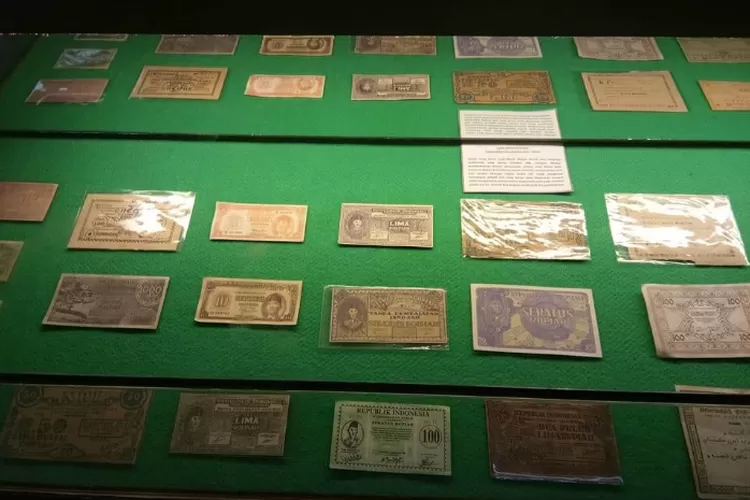 Koleksi uang kuno di Museum Uang Sumatera (datawisata.com)
