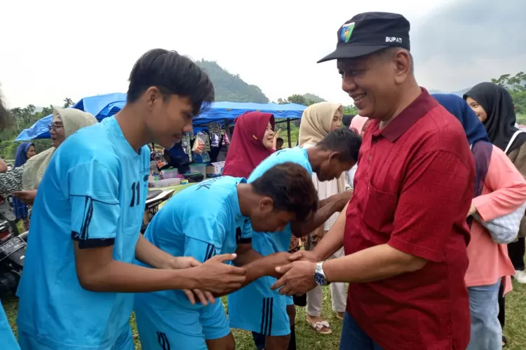 Bupati Pesisir Selatan Buka Turnamen Sepak Bola di Nagari Koto Nan Tigo Surantih (Kominfo Pesisir Selatan)
