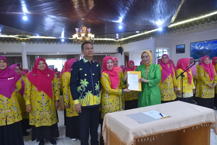 Lucyanel Genius dikukuhkan sebagai Ketua DPC (Dewan Pimpinan Cabang) Wanita Tani Indonesia HKTI (Himpunan Kerukunan Tani Indonesia) Kota Pariaman periode 2023-2028. (Kominfo Kota Pariaman)