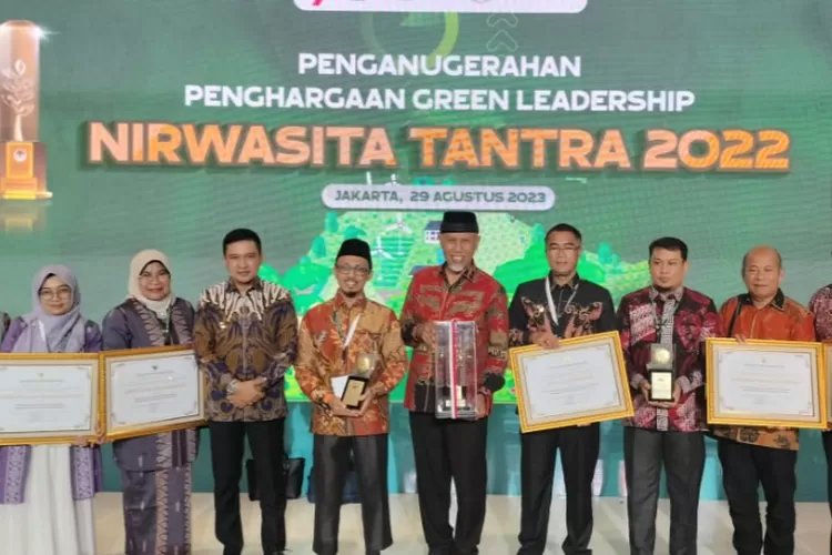 Penghargaan Green Leadership Nirwasita Tantra dalam Lingkungan Hidup diraih oleh Sumatera Barat (sumbarprov.go.id)