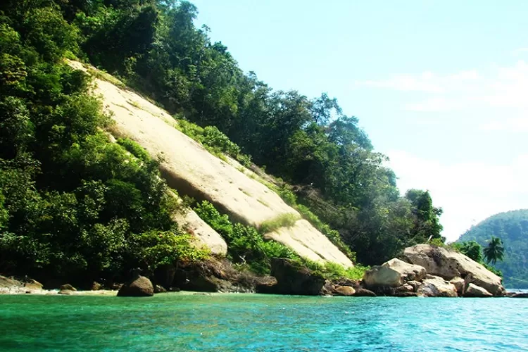 Pesona Pulau Ular yang penuh dengan kehidupan bawah laut dan karang          (padang.go.id)