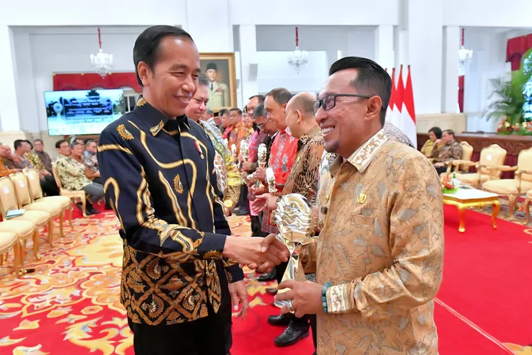Bupati Tanah Datar Eka Putra SE, MM menerima Penghargaan TPID yang langsung diserahkan Presiden RI Ir. H. Joko Widodo. (Prokopim)