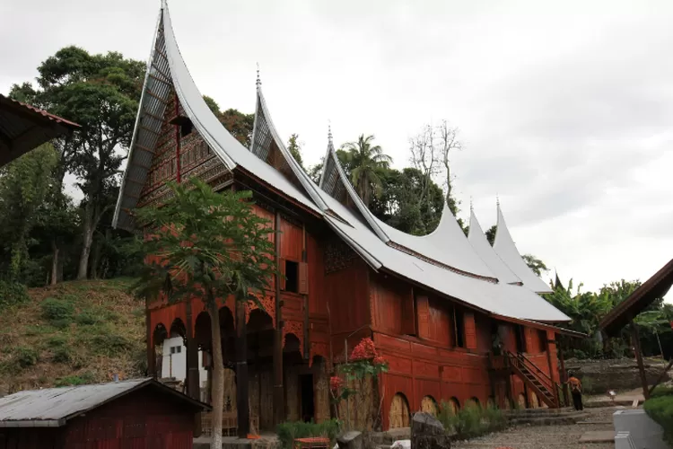 Alissa Hermilah - Alasan Kenapa Pemakaian Seng pada Atap Rumah sangat Digandrungi di Sumatera Barat/Thegorbalsia