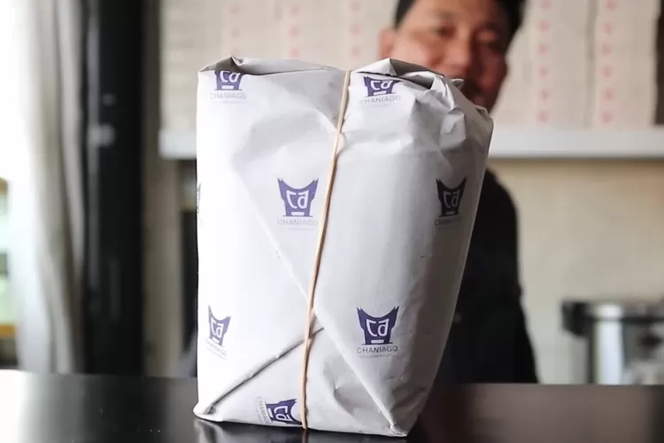 Cara membungkus nasi Padang agar rapi (dok. YouTube/@dapurudaawal)