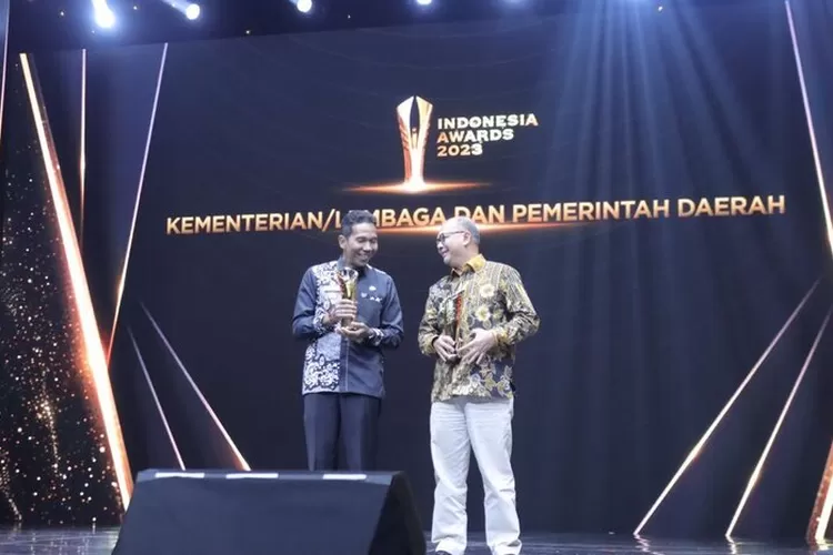 Pj Gubernur Babel, Suganda P P, saat menerima penghargaan Indonesia Awards 2023. (dok. Pempro Babel )