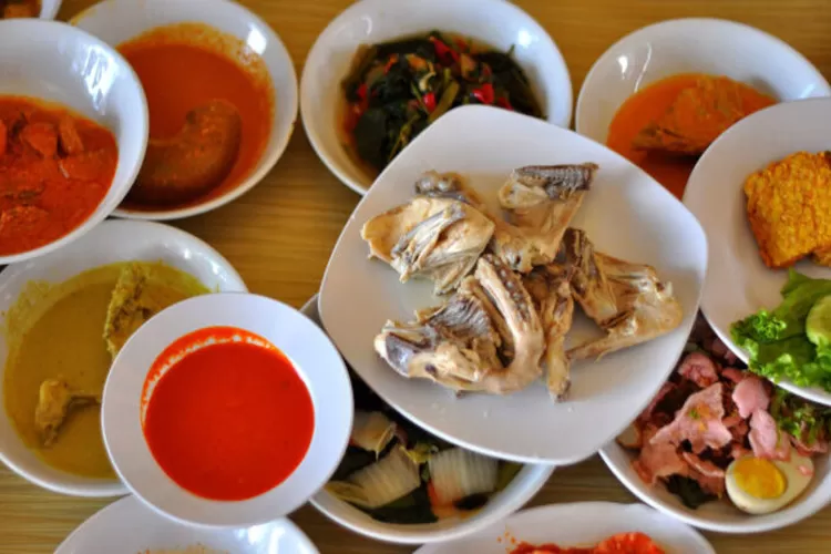 Merapat! Nikmati Sajian Kepala Ikan Khas Padang di Rumah Makan Lamun Ombak yang Tak Pernah Sepi (M. Hendra/Langkan)