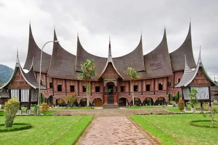 Rumah Gadang dari Sumatera Barat dibuat tanpa paku (Gramedia)