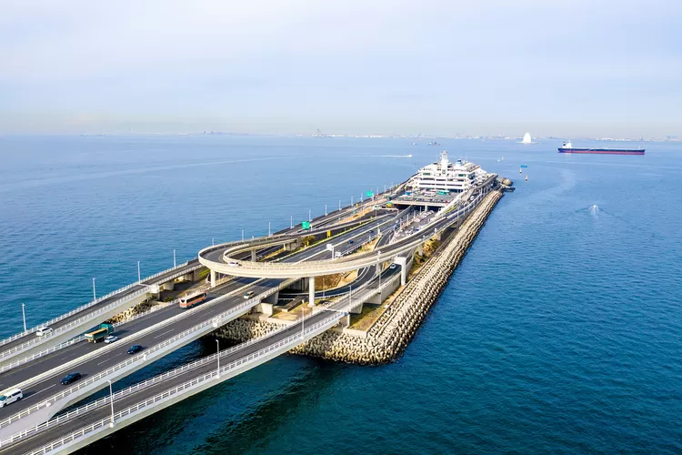 Jepang juga terkenal handal dalam membangun infrastruktur berskala besar seperti Mega proyeknya yaitu Tokyo Bay Aqua Line untuk membangun jalan tol ini membutuhkan proses yang lama karena sangat kompleks yang mencakup pembangunan Pulau buatan dan terowongan bawah laut