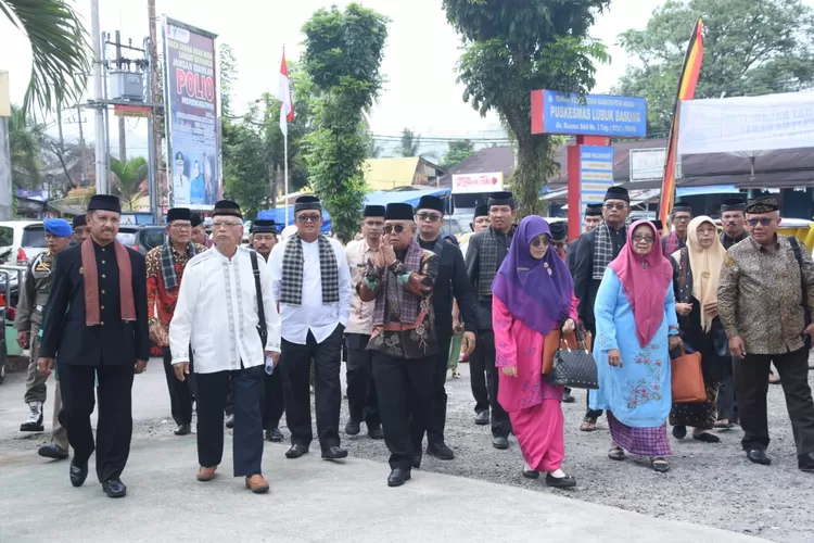 Sekretaris Daerah Kabupaten Agam, Drs H Edi Busti MSi, menyambut tim penilaian Kerapatan Adat Nagari (KAN) Terbaik tingkat Provinsi Sumatera Barat  (AMC News)
