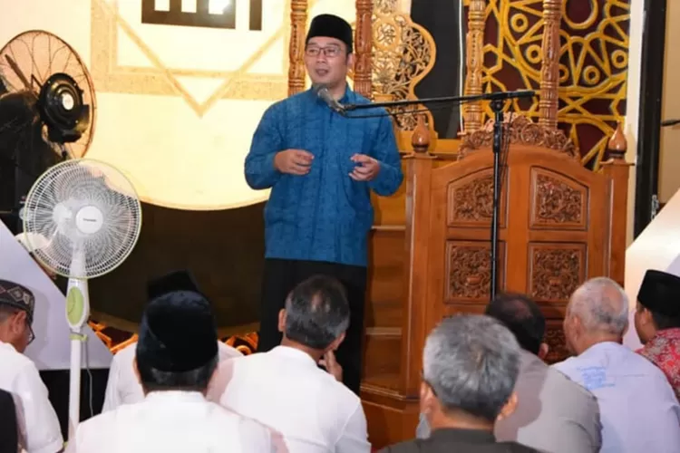 Mantan Gubernur Jawa Barat, Ridwan Kamil saat mengunjungi Masjid Raya Sumatera Barat. (Instagram @humas_jabar)