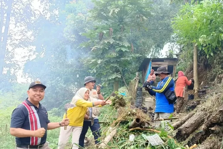 Aksi gotong-royong yang dilakukan KWT SBI Padang Panjang Timur  (Kominfo Padang Panjang)