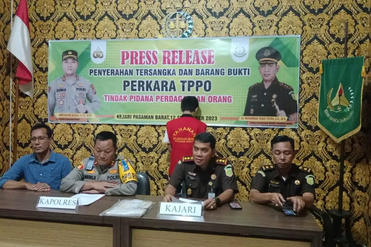 Berkas Lengkap, Polres Pasaman Barat Serahkan Tersangka Perdagangan Orang ke Kejaksaan (Jefrimon/Harianhaluan.com)