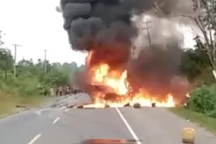 Mobil dan Sopir Gran Max hangus Terbakar di Jalinsum Bungo (IST)