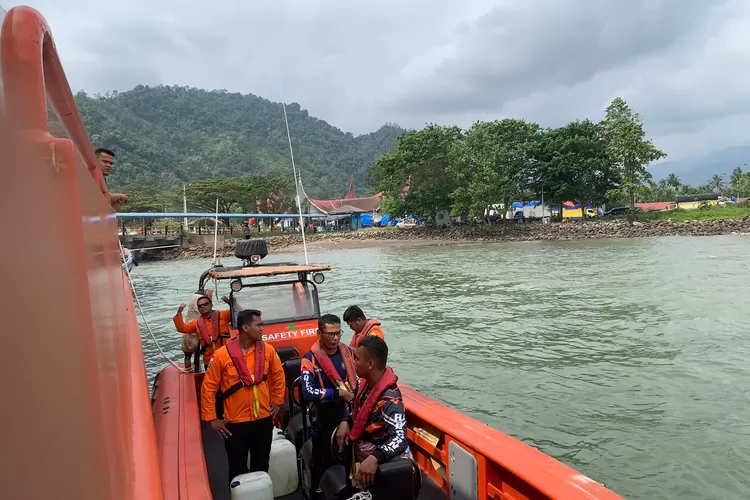 Dua Awak Kapal Barang Hilang Kotak di Perairan Pesisir Selatan, Basarnas Lakukan Pencarian (ist)