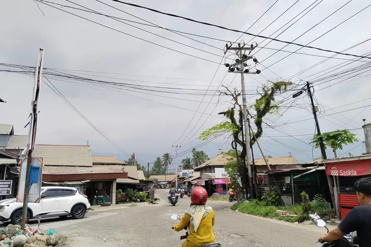 Kabut Asap Makin Pekat di Kota Padang, Bukit Barisan Hilang dari Padangan. (Jefrimon/Harianhaluan.com)