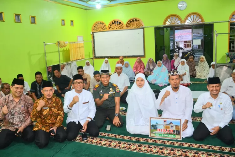 Wako Hendri Septa  laksanakan Jumat Berkah di Seberang Padang. (Prokopim) 