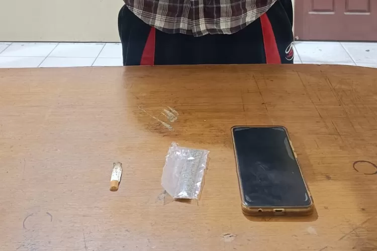 Pria berinisial N (41) berhasil diamankan Sat Res Narkoba Polresta Bukittinggi bersama barang bukti narkoba jenis ganja
