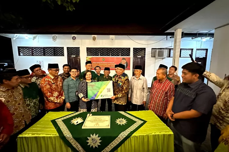 Menteri Koordinator Bidang Pembangunan Manusia dan Kebudayaan RI menyerahkan kartu kepesertaan BPJS Ketenagakerjaan ke Rektor ITBM.