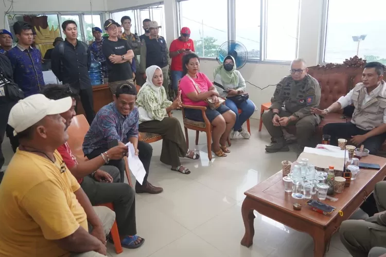 Tim Gabungan Pemko Padang dan TNI-Polri tertiubkan tenda ceper di Pantai Padang.  (Prokopim)