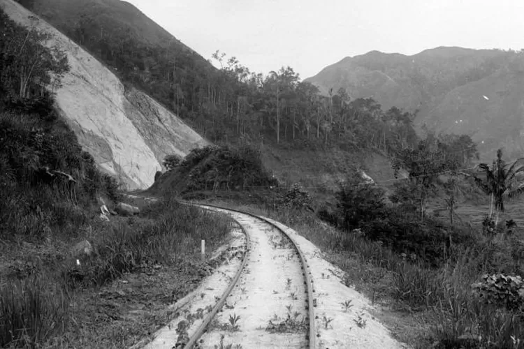                                jalur kereta api ini termasuk dalam Wilayah Aset Divre II Sumatra Barat. Jalur ini merupakan jalur pegunungan dengan gradien ekstrem, sehingga untuk menaklukkannya harus menggunakan jalur rel gigi. Panjangnya adalah 72 km.