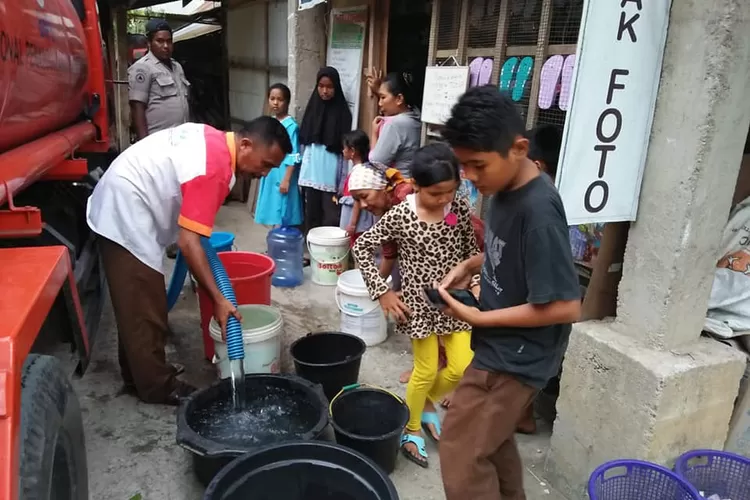 Bantuan air bersih di Kota Padang. (dok.harianhaluan.com)