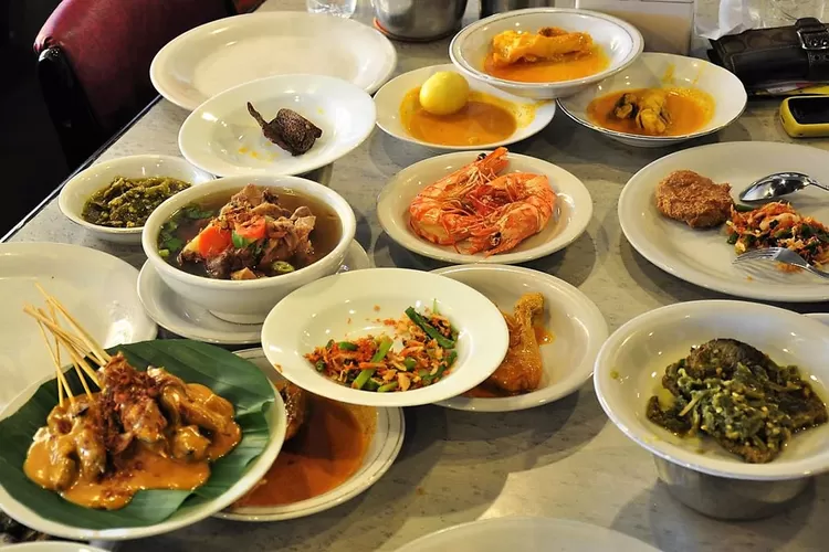 Berbagai menu masakan Minang yang lezat dan enak serta dapat dijumpai di rumah makan Padang  (Dok: Jalur Rempah | Kemendikbudristek)