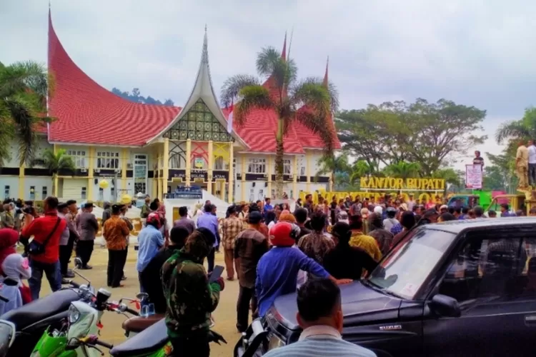 Ratusan masyarakat Solok Selatan melalui aliansi Kebangkitan Alam Surambi menggelar aksi demonstrasi di depan kantor bupati (IST)