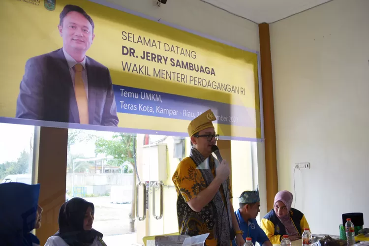 Wakil Menteri Perdagangan Jerry Sambuaga menemui para pelaku UMKM Riau, sang wamen mendorong inovasi produk.
