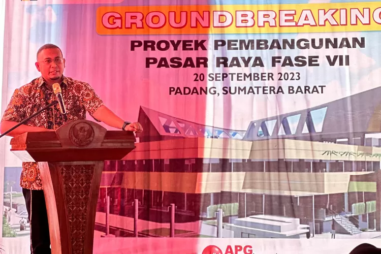 Anggota DPR RI dari Fraksi Partai Gerindra, Andre Rosiade didampingi Wali Kota Padang, Hendri Septa dan lainnya saat ground breaking Pasar Raya Fase VII.