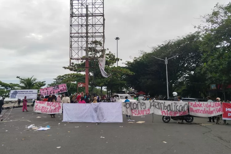 PKL Cimpago Tutup Akses Jalan (harianhaluan.com - Jefrimon)