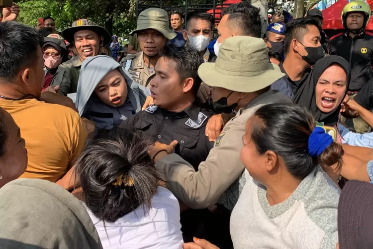 PKL Pantai Danau Cimpago Kembali Tolak Relokasi, Hadang Truk Satpol PP Padang yang Lewat (Jefrimon/Harianhaluan.com)