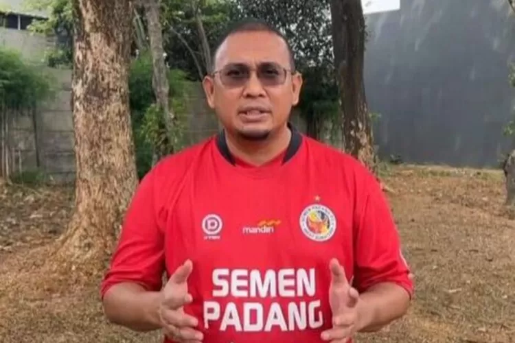 Anggota DPR RI asal Sumbar Andre Rosiade meminta wasit Liga 2 profesional, jangan curangi Semen Padang FC.