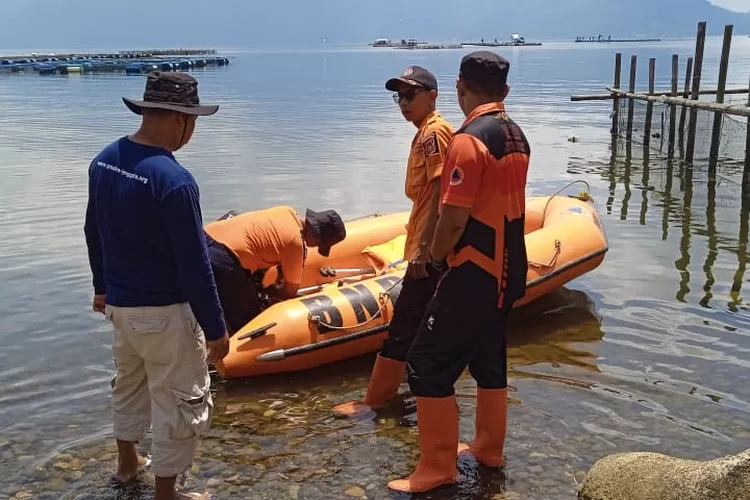 Tim SAR Gabungan melakukan pencarian pemuda yang hilang di Danau Maninjau (Ist)