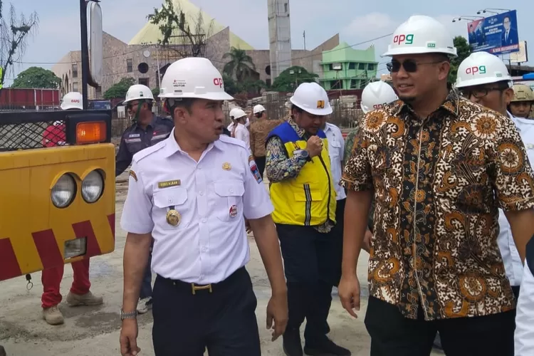 Andre Rosiade (kanan) selaku anggota DPR RI saat menghadiri Groundbreaking Pasar Raya Padang, Rabu 20 September 2023. (Jefrimon/HarianHaluan.com)