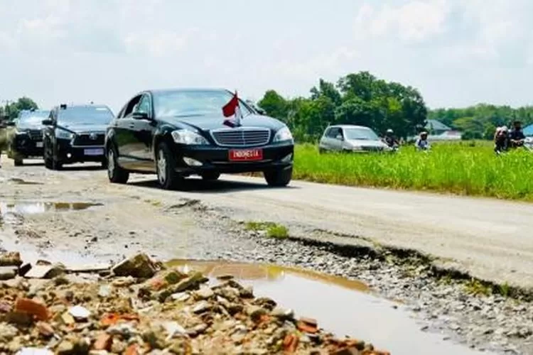 Mobil Mercedes-Benz S600 Guard (Mercy) Jokowi saat melintas di jalan rusak dan penuh genangan  air di Lampung (Foto: Biro Pers Sekretariat Presiden) ((Foto: Biro Pers Sekretariat Presiden))